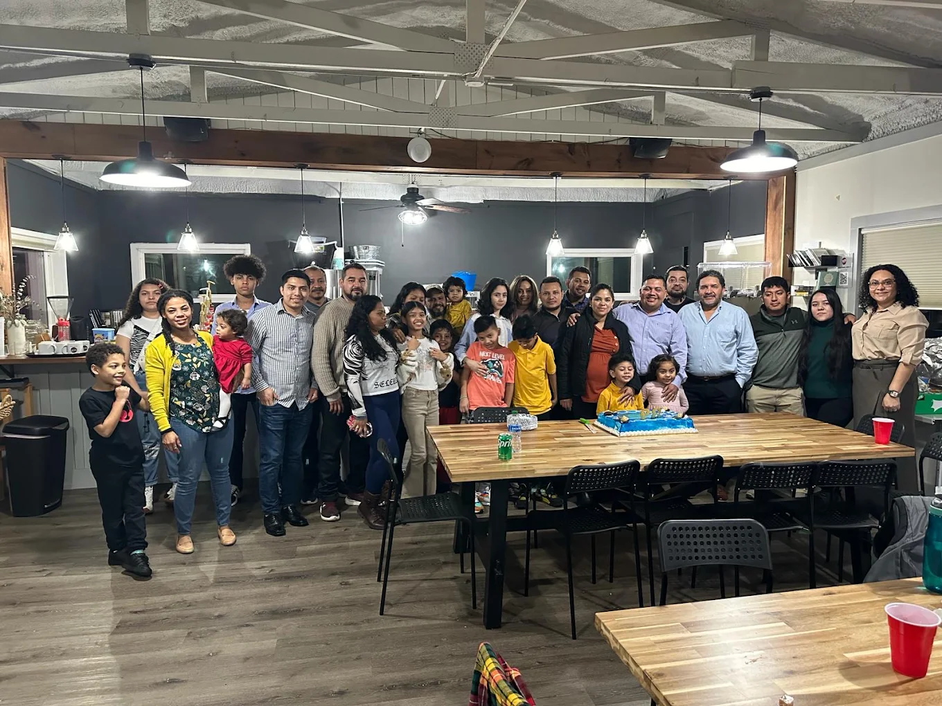 Congregación de Iglesia Amistad Atlanta reunida en un convivio